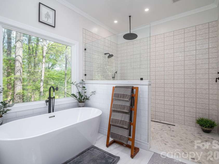2835 Wimbledon Drive, Gastonia, NC 28056.  MLS# CAR4364886, YatesRealty ID 14331. Primary bathroom