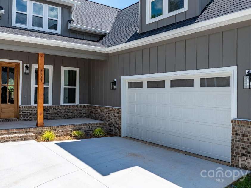 3733 Whitney Drive, Hickory, NC 28601.  MLS# CAR4250201, YatesRealty ID 14334. 