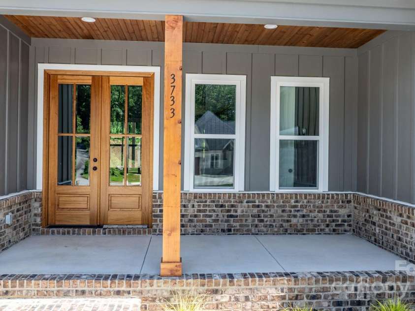 3733 Whitney Drive, Hickory, NC 28601.  MLS# CAR4250201, YatesRealty ID 14334. 