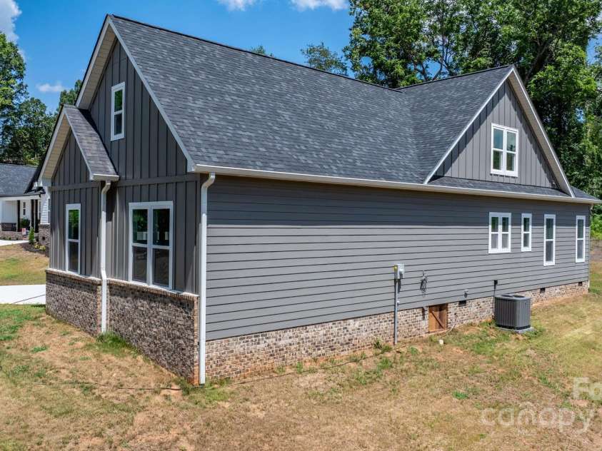 3733 Whitney Drive, Hickory, NC 28601.  MLS# CAR4250201, YatesRealty ID 14334. 