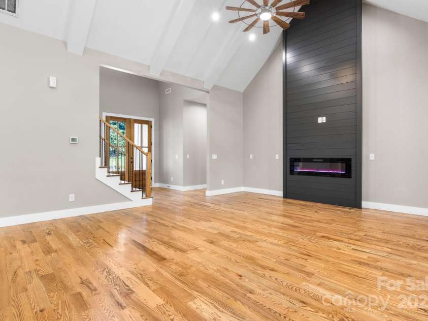 3733 Whitney Drive, Hickory, NC 28601.  MLS# CAR4250201, YatesRealty ID 14334. 