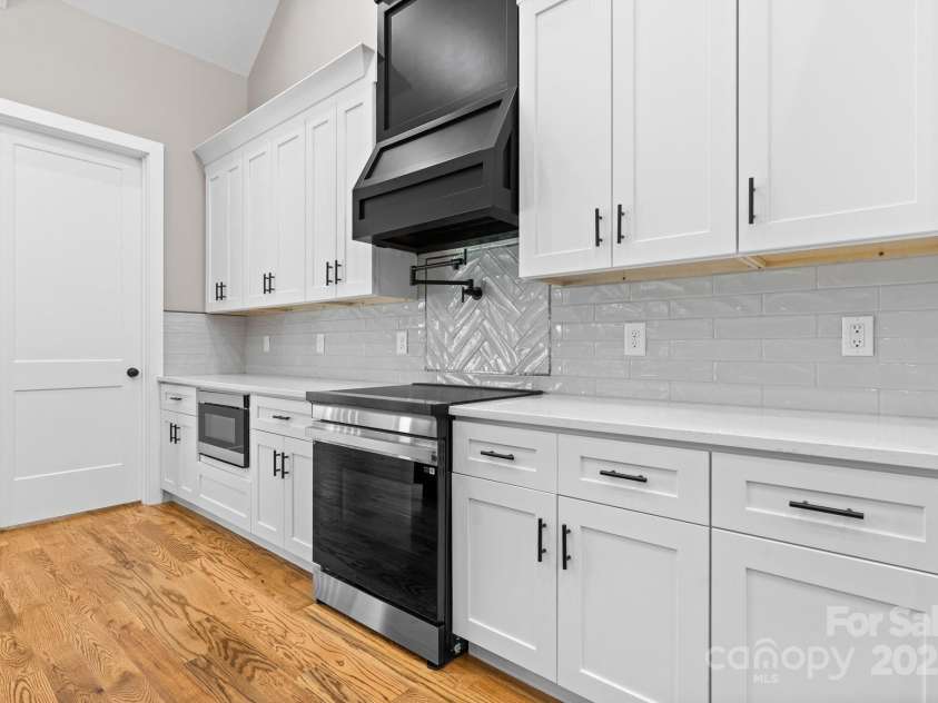 3733 Whitney Drive, Hickory, NC 28601.  MLS# CAR4250201, YatesRealty ID 14334. 