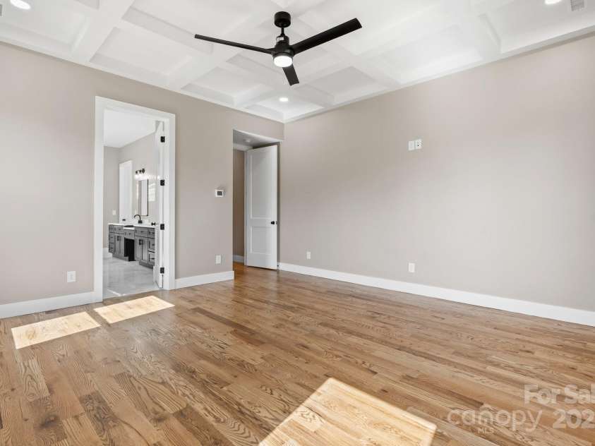 3733 Whitney Drive, Hickory, NC 28601.  MLS# CAR4250201, YatesRealty ID 14334. 