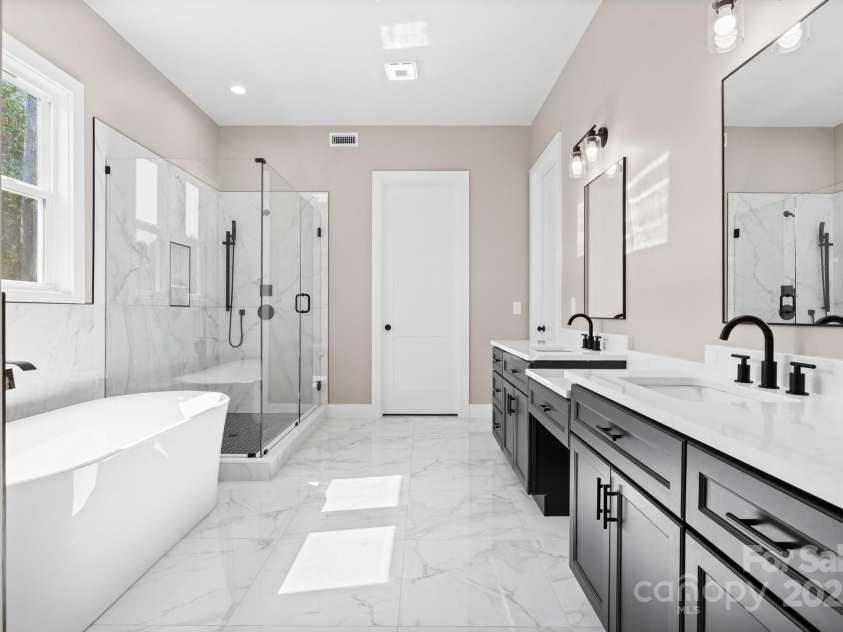 3733 Whitney Drive, Hickory, NC 28601.  MLS# CAR4250201, YatesRealty ID 14334. 