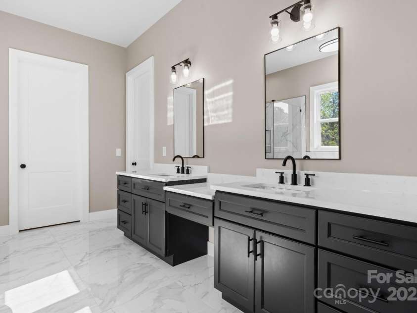 3733 Whitney Drive, Hickory, NC 28601.  MLS# CAR4250201, YatesRealty ID 14334. 