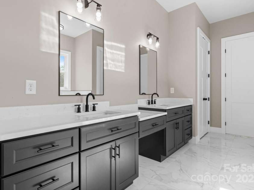 3733 Whitney Drive, Hickory, NC 28601.  MLS# CAR4250201, YatesRealty ID 14334. 