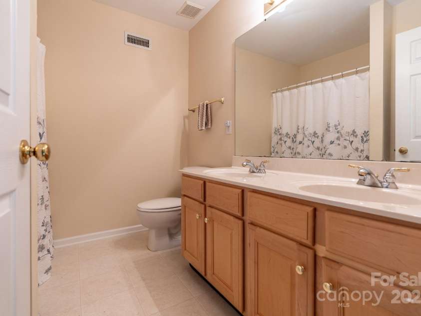 5656 Cambridge Bay Drive, Charlotte, NC 28269.  MLS# CAR4257738, YatesRealty ID 14338. 