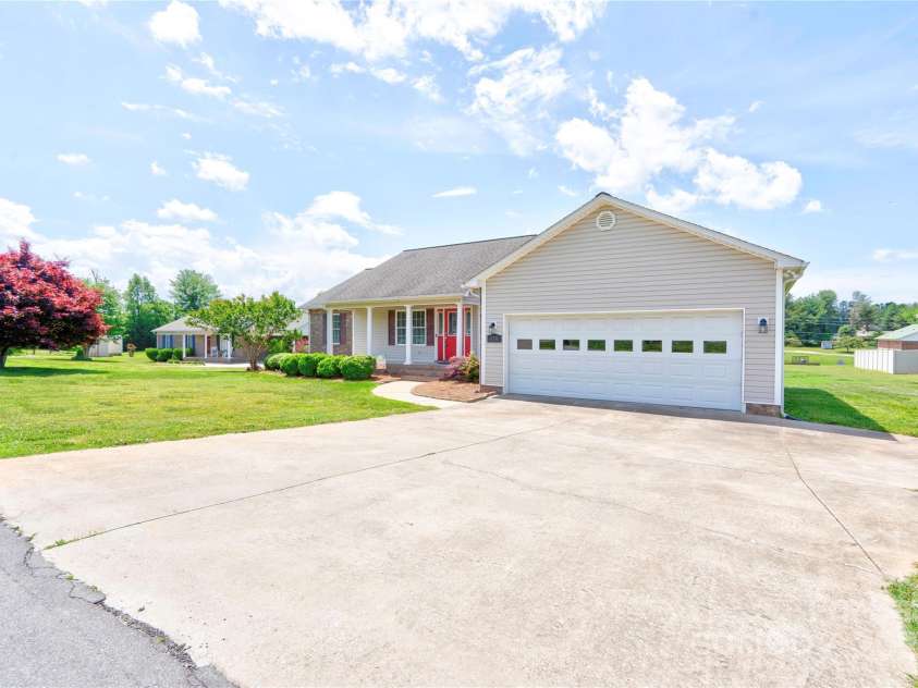 110 Carol Lyn Drive, Kings Mountain, NC 28086.  MLS# CAR4252571, YatesRealty ID 14339. 