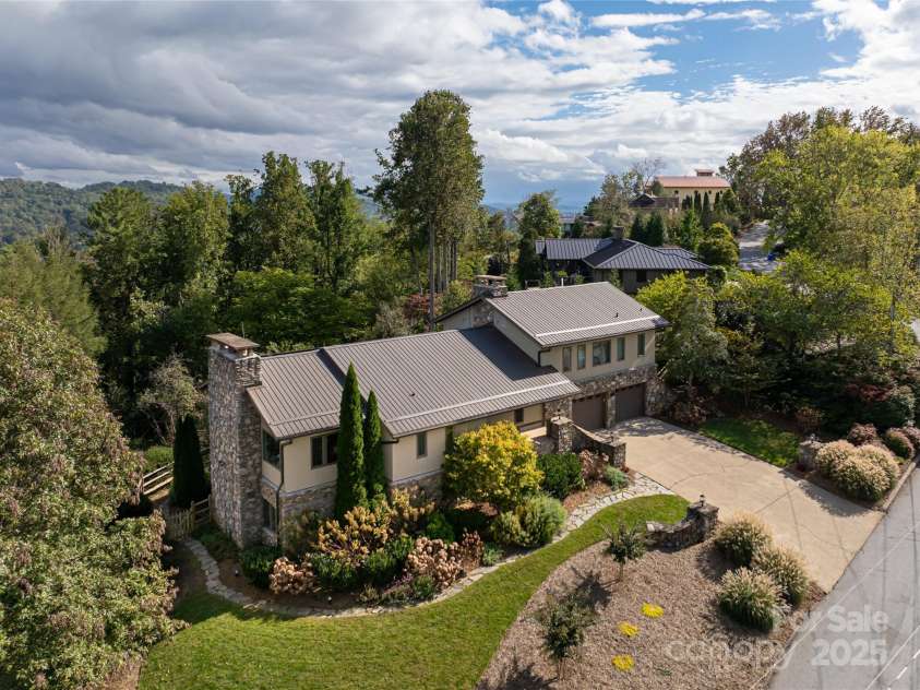 79 Horizon Hill Road, Asheville, NC 28804.  MLS# CAR4306563, YatesRealty ID 14340. 