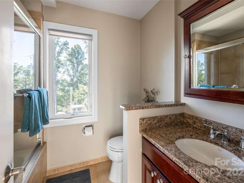 79 Horizon Hill Road, Asheville, NC 28804.  MLS# CAR4306563, YatesRealty ID 14340. Guest Bath
