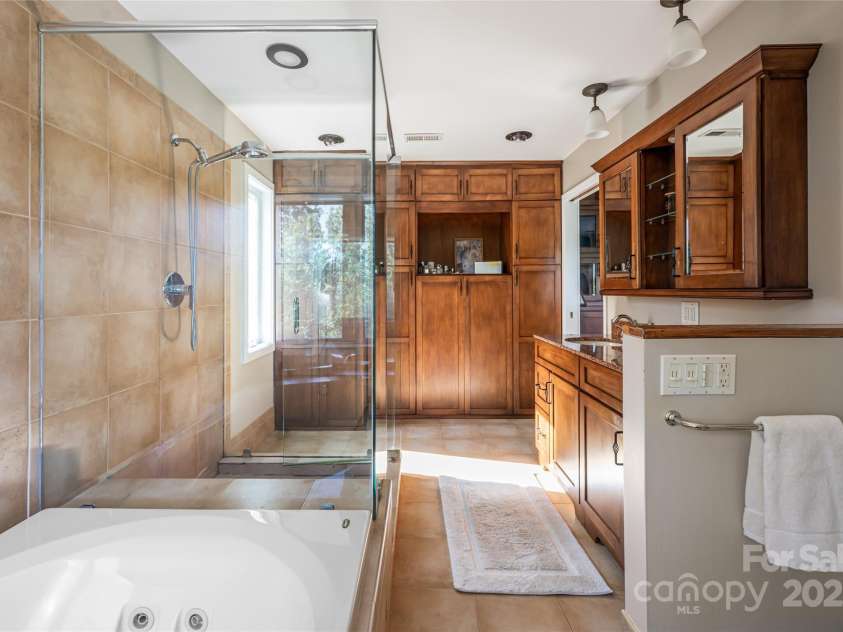 79 Horizon Hill Road, Asheville, NC 28804.  MLS# CAR4306563, YatesRealty ID 14340. Primary Bath
