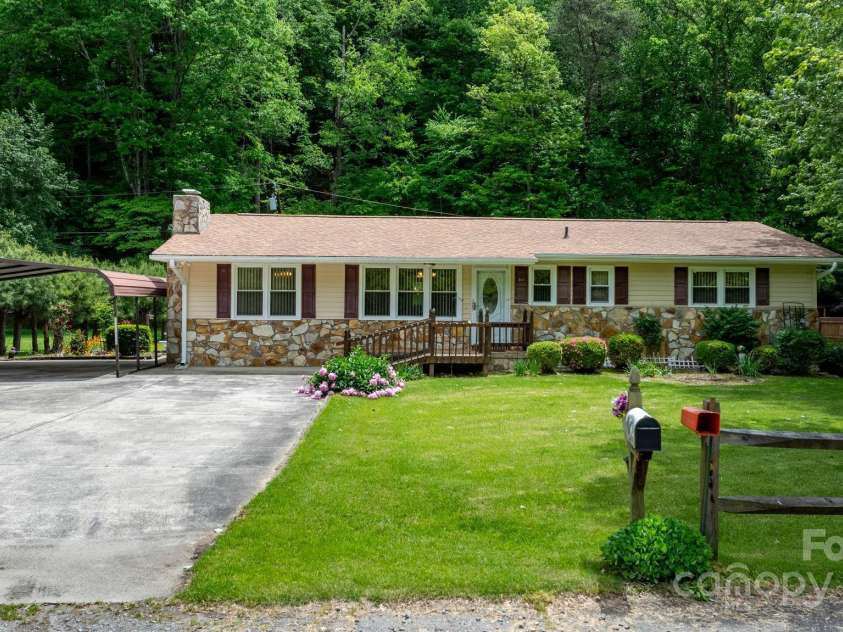 301 Bond Street, Marion, NC 28752.  MLS# CAR4252129, YatesRealty ID 14342. 