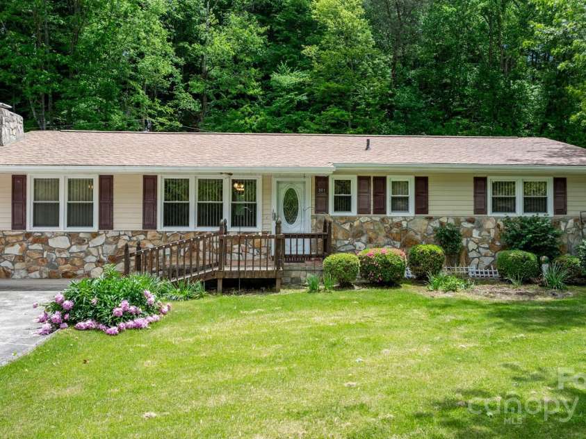 301 Bond Street, Marion, NC 28752.  MLS# CAR4252129, YatesRealty ID 14342. 