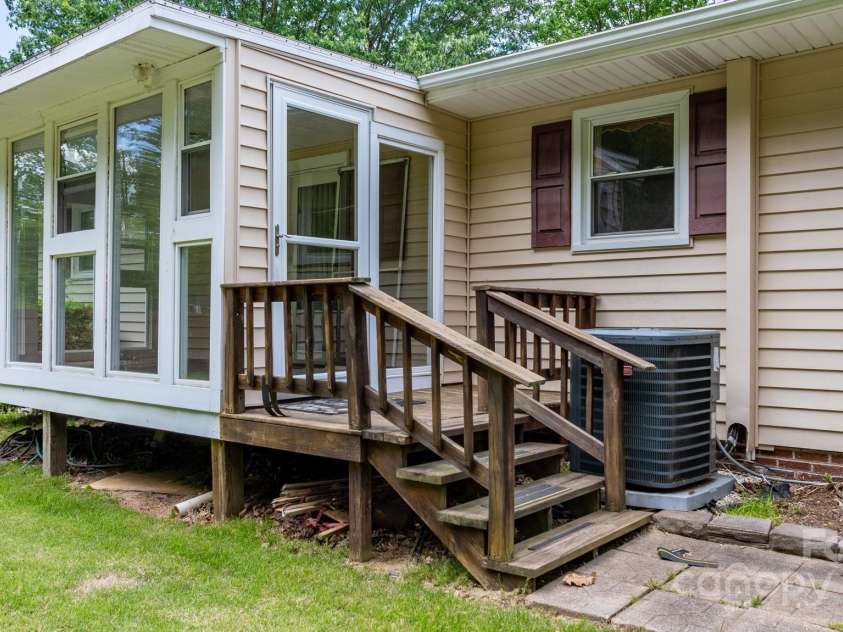 301 Bond Street, Marion, NC 28752.  MLS# CAR4252129, YatesRealty ID 14342. 
