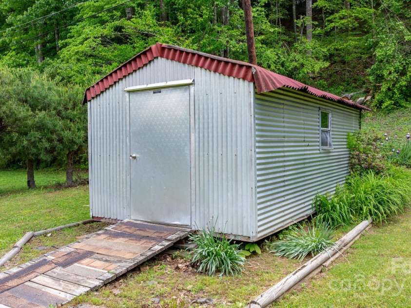 301 Bond Street, Marion, NC 28752.  MLS# CAR4252129, YatesRealty ID 14342. 