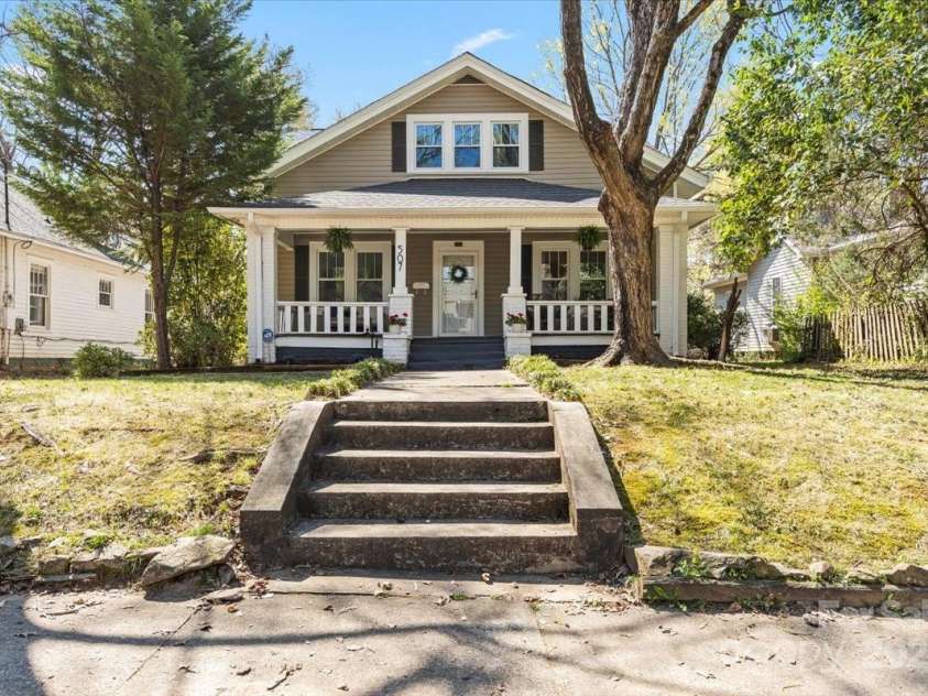507 2nd Avenue, Gastonia, NC 28052.  MLS# CAR4206993, YatesRealty ID 14343. Charming craftsman style bungalow