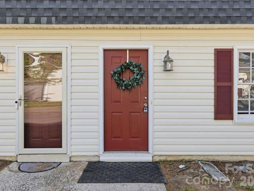 2220 Yorkhills Drive, Charlotte, NC 28217.  MLS# CAR4361776, YatesRealty ID 14344. 