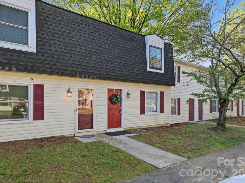 2220 Yorkhills Drive, Charlotte, NC 28217.  MLS# CAR4361776, YatesRealty ID 14344. 