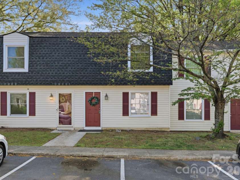 2220 Yorkhills Drive, Charlotte, NC 28217.  MLS# CAR4361776, YatesRealty ID 14344. 