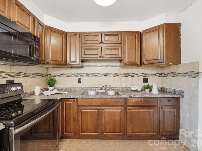 2220 Yorkhills Drive, Charlotte, NC 28217.  MLS# CAR4361776, YatesRealty ID 14344. 