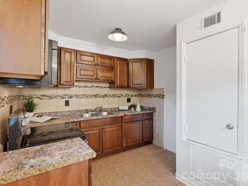 2220 Yorkhills Drive, Charlotte, NC 28217.  MLS# CAR4361776, YatesRealty ID 14344. 