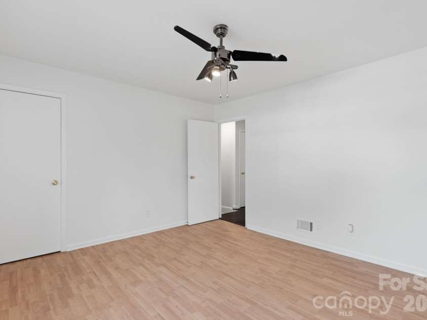 2220 Yorkhills Drive, Charlotte, NC 28217.  MLS# CAR4361776, YatesRealty ID 14344. 