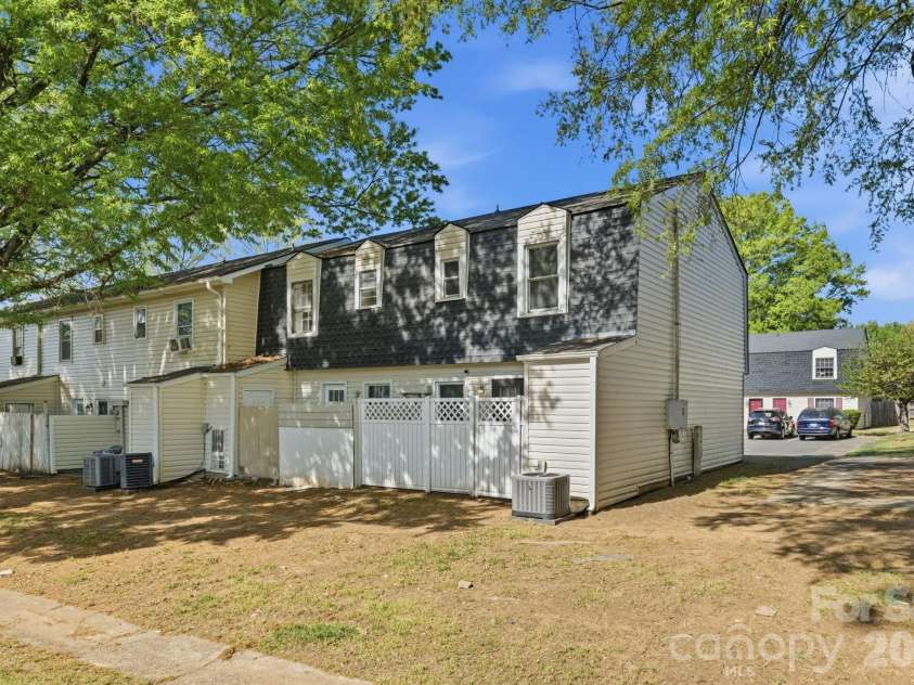 2220 Yorkhills Drive, Charlotte, NC 28217.  MLS# CAR4361776, YatesRealty ID 14344. 