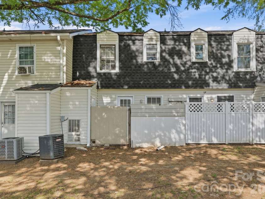 2220 Yorkhills Drive, Charlotte, NC 28217.  MLS# CAR4361776, YatesRealty ID 14344. 