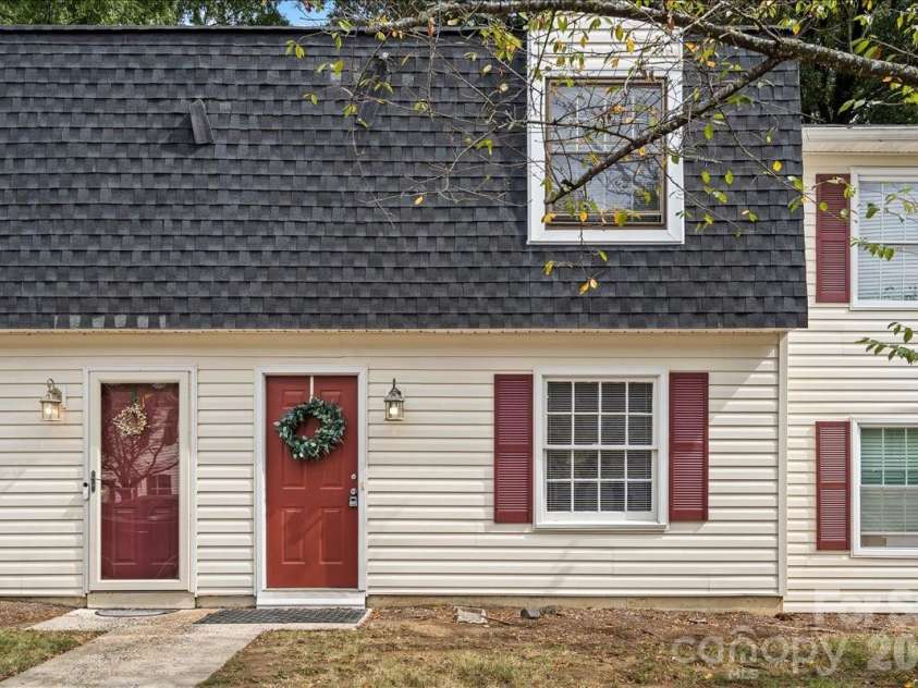 2220 Yorkhills Drive, Charlotte, NC 28217.  MLS# CAR4424216, YatesRealty ID 14344. 