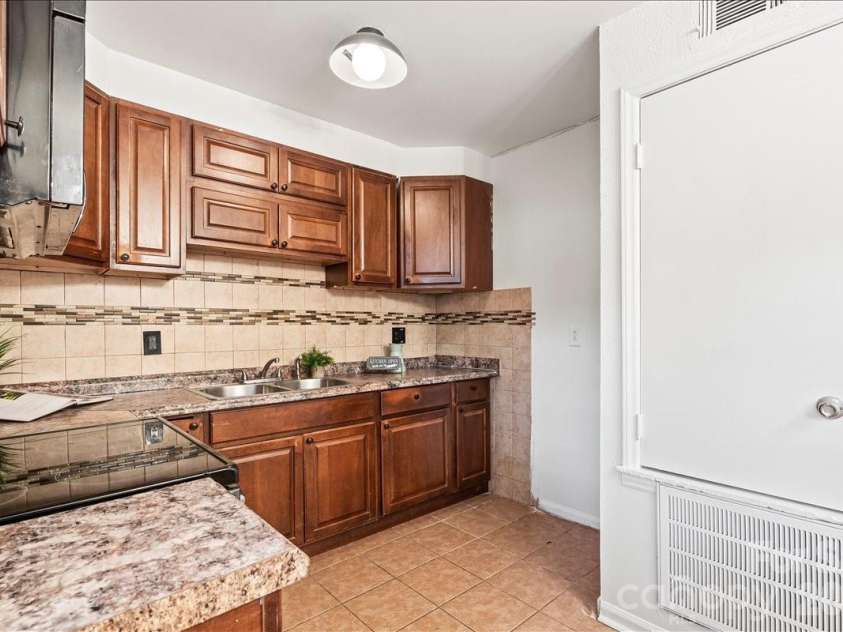 2220 Yorkhills Drive, Charlotte, NC 28217.  MLS# CAR4424216, YatesRealty ID 14344. 