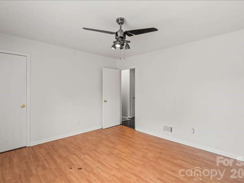 2220 Yorkhills Drive, Charlotte, NC 28217.  MLS# CAR4424216, YatesRealty ID 14344. 