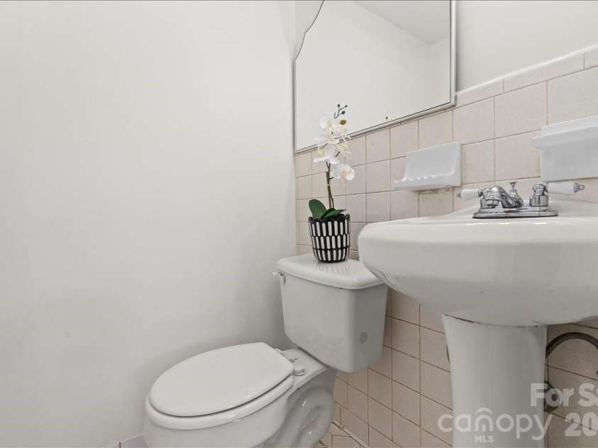 2220 Yorkhills Drive, Charlotte, NC 28217.  MLS# CAR4424216, YatesRealty ID 14344. Bath bath downstairs