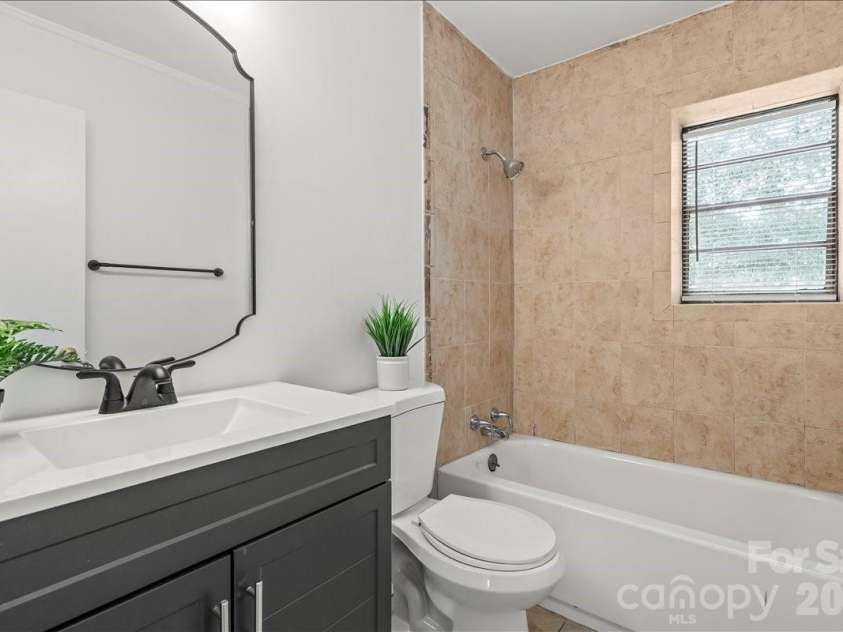 2220 Yorkhills Drive, Charlotte, NC 28217.  MLS# CAR4424216, YatesRealty ID 14344. Full bath upstairs