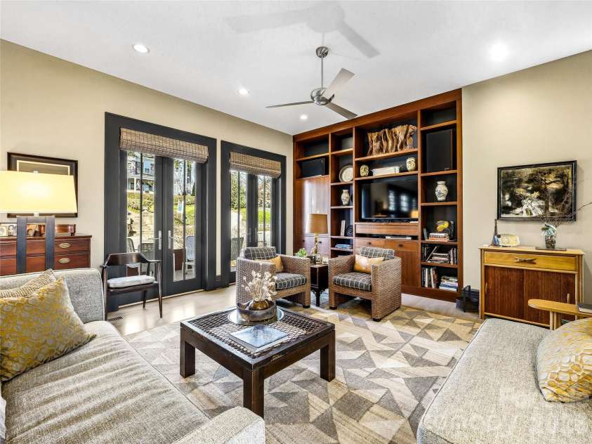 41 Cumberland Circle, Asheville, NC 28801.  MLS# CAR4361320, YatesRealty ID 14349. 