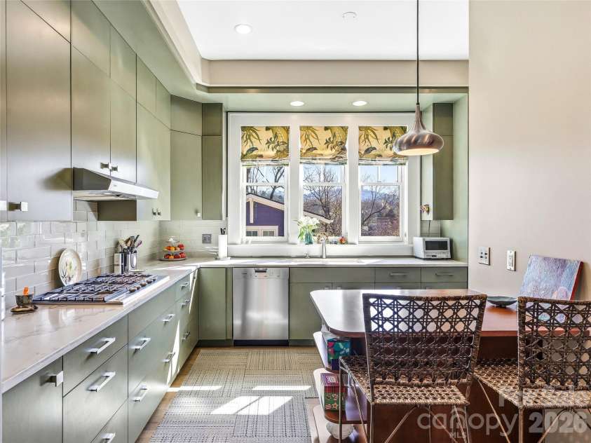 41 Cumberland Circle, Asheville, NC 28801.  MLS# CAR4361320, YatesRealty ID 14349. 