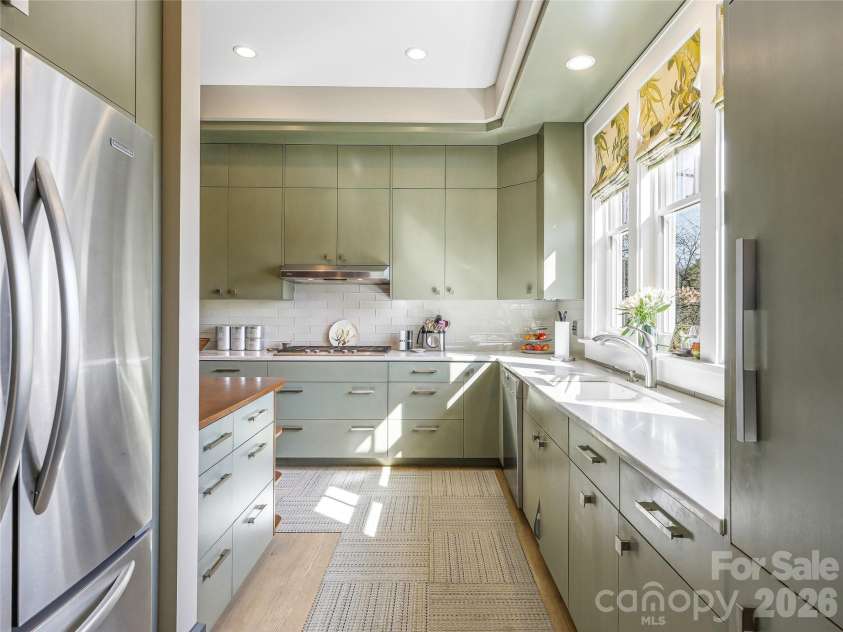 41 Cumberland Circle, Asheville, NC 28801.  MLS# CAR4361320, YatesRealty ID 14349. 