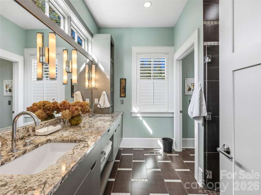 41 Cumberland Circle, Asheville, NC 28801.  MLS# CAR4361320, YatesRealty ID 14349. 