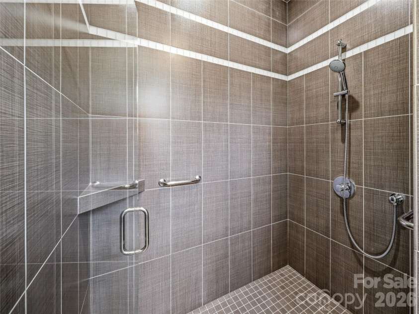 41 Cumberland Circle, Asheville, NC 28801.  MLS# CAR4361320, YatesRealty ID 14349. 