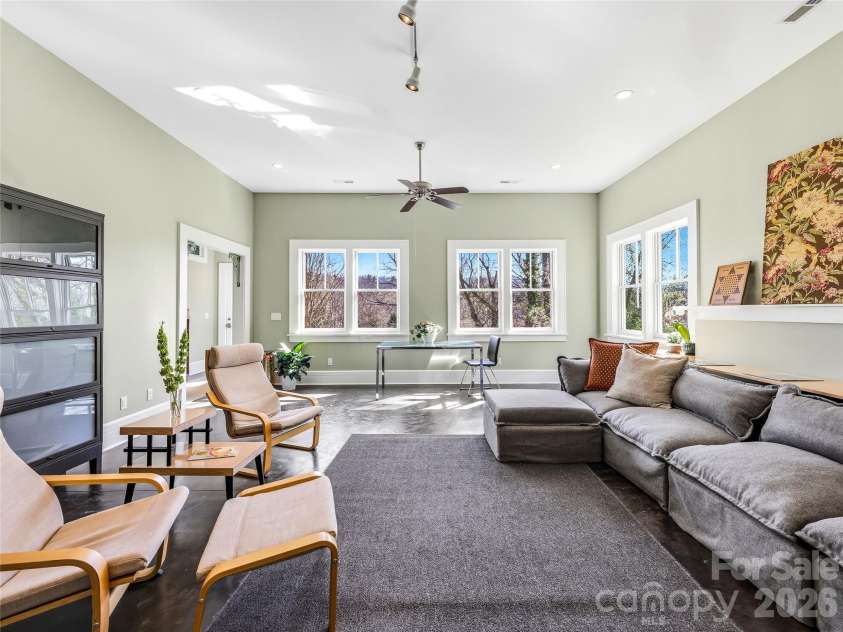 41 Cumberland Circle, Asheville, NC 28801.  MLS# CAR4361320, YatesRealty ID 14349. 