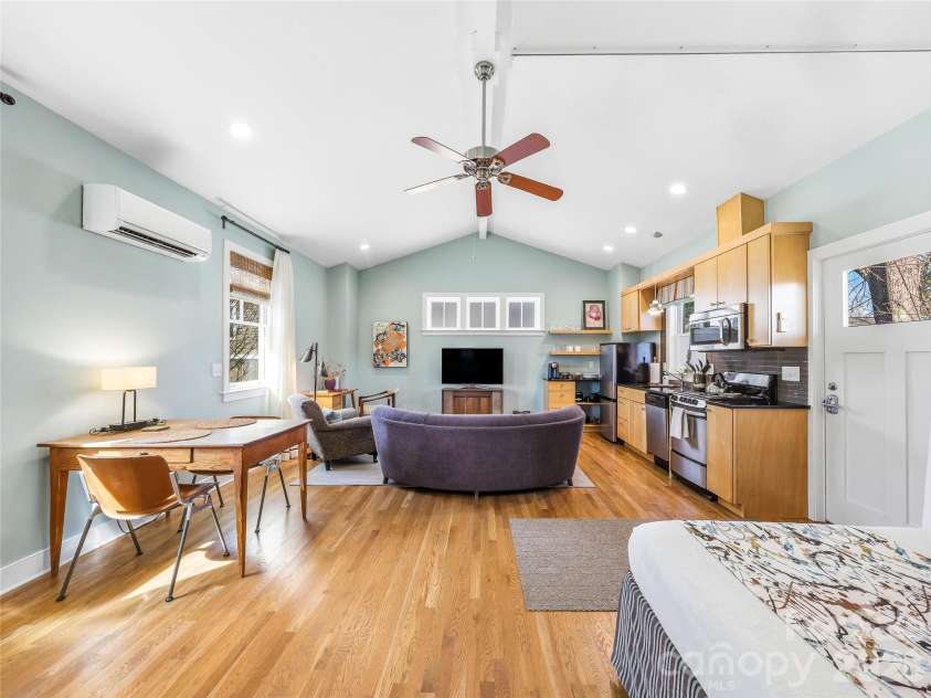 41 Cumberland Circle, Asheville, NC 28801.  MLS# CAR4361320, YatesRealty ID 14349. 