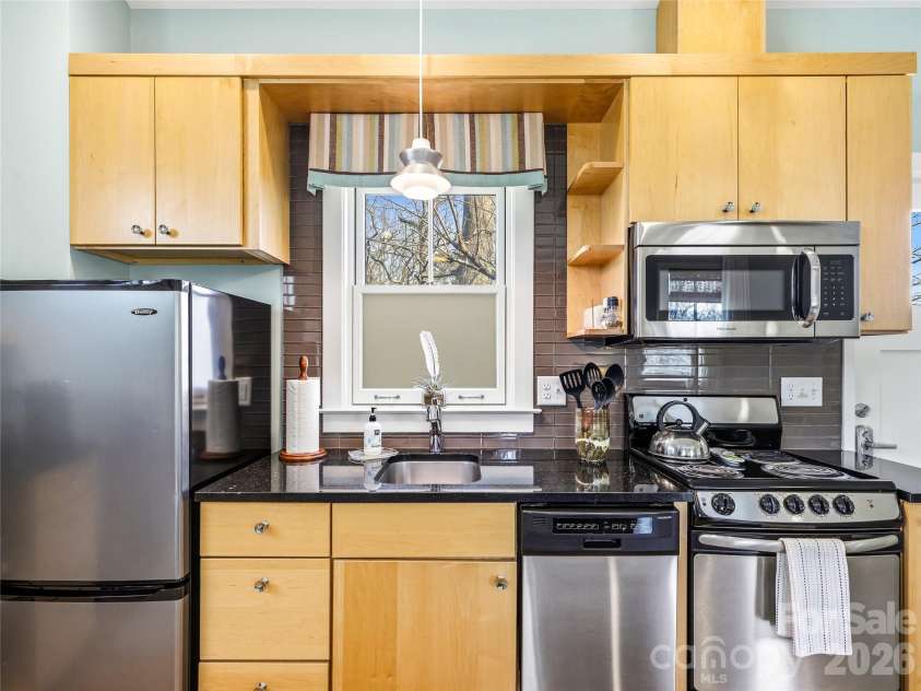 41 Cumberland Circle, Asheville, NC 28801.  MLS# CAR4361320, YatesRealty ID 14349. 