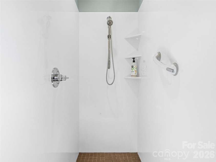 41 Cumberland Circle, Asheville, NC 28801.  MLS# CAR4361320, YatesRealty ID 14349. 
