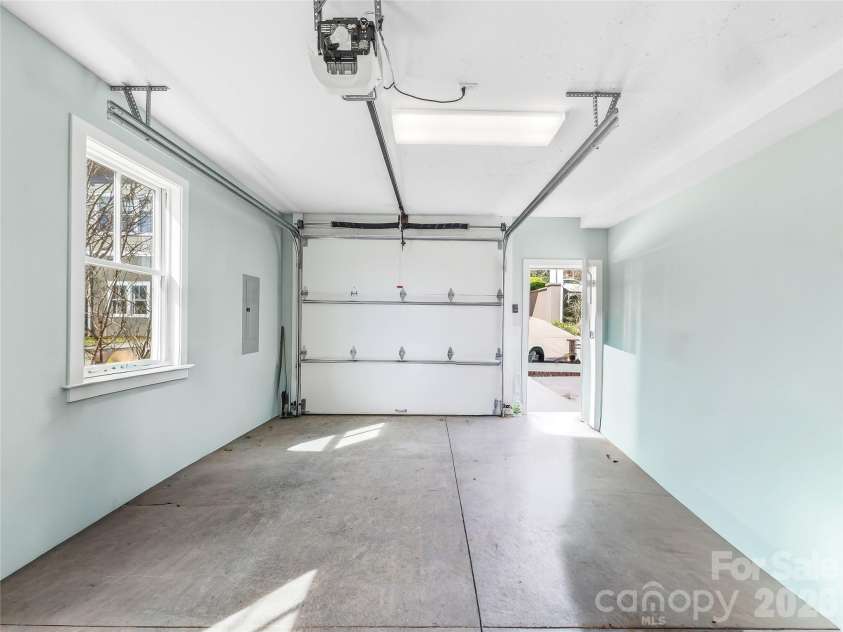 41 Cumberland Circle, Asheville, NC 28801.  MLS# CAR4361320, YatesRealty ID 14349. 
