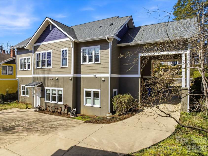 41 Cumberland Circle, Asheville, NC 28801.  MLS# CAR4361320, YatesRealty ID 14349. 