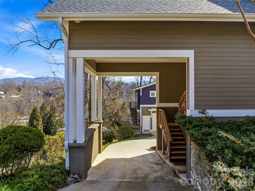 41 Cumberland Circle, Asheville, NC 28801.  MLS# CAR4361320, YatesRealty ID 14349. 