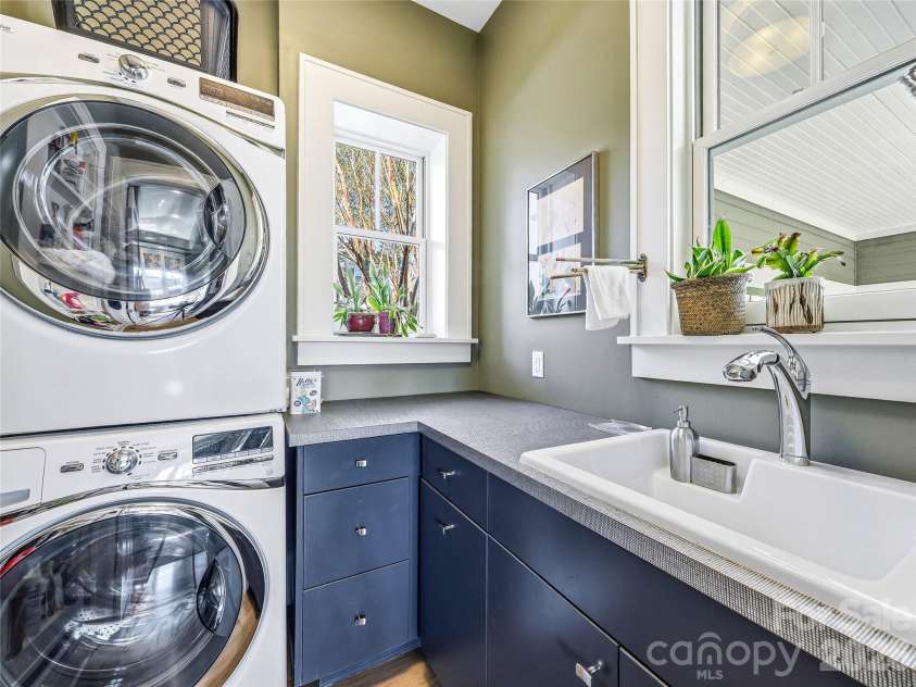 41 Cumberland Circle, Asheville, NC 28801.  MLS# CAR4361320, YatesRealty ID 14349. Custom Laundry Room