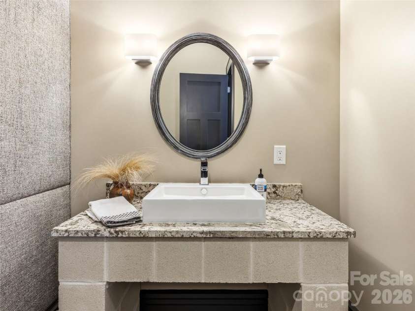 41 Cumberland Circle, Asheville, NC 28801.  MLS# CAR4361320, YatesRealty ID 14349. Powder Bath
