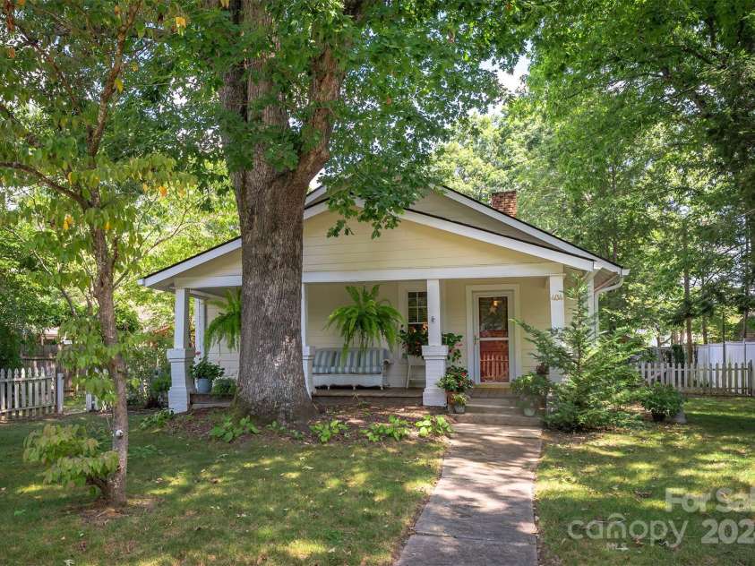 404 Montreat Road, Black Mountain, NC 28711.  MLS# CAR4176607, YatesRealty ID 14352. 