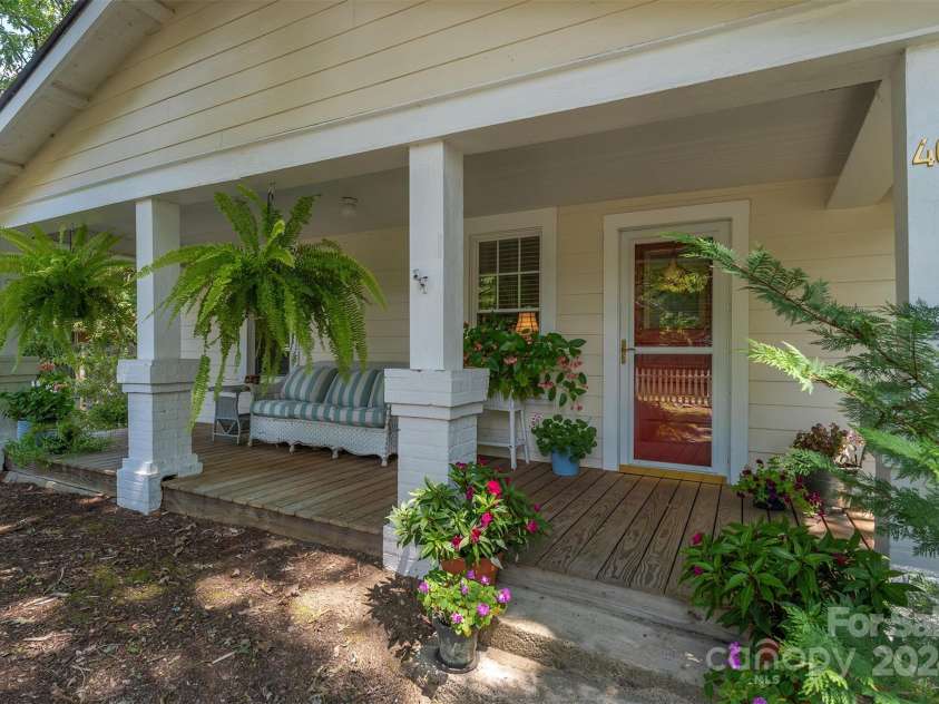 404 Montreat Road, Black Mountain, NC 28711.  MLS# CAR4176607, YatesRealty ID 14352. 