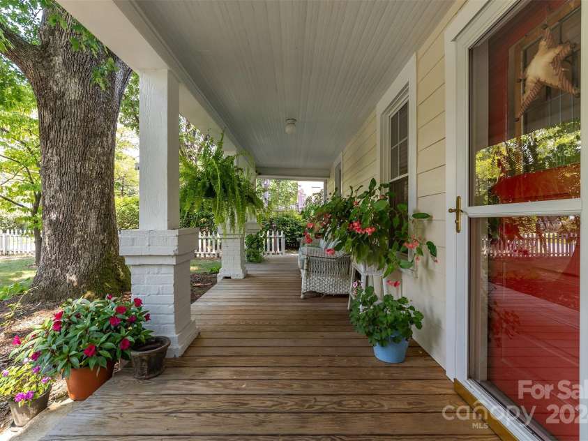 404 Montreat Road, Black Mountain, NC 28711.  MLS# CAR4176607, YatesRealty ID 14352. 